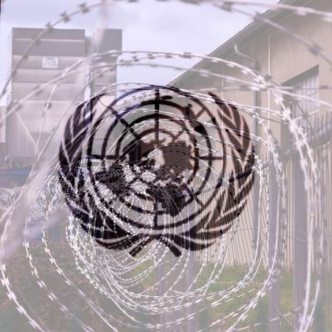 صورة مدمجة لشعار الأمم المتحدة مع حواجز 