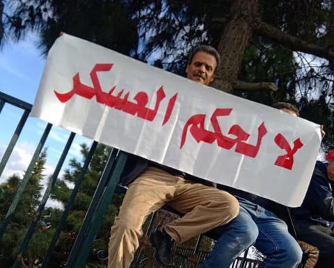 مصطفى قيرة يحمل شعار لا لحكم العسكر