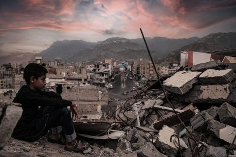 طفل يمني ينظر إلى بيته المهدم تم قصفه_اليمن