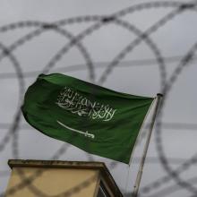 علم السعودية خلف الأسلاك
